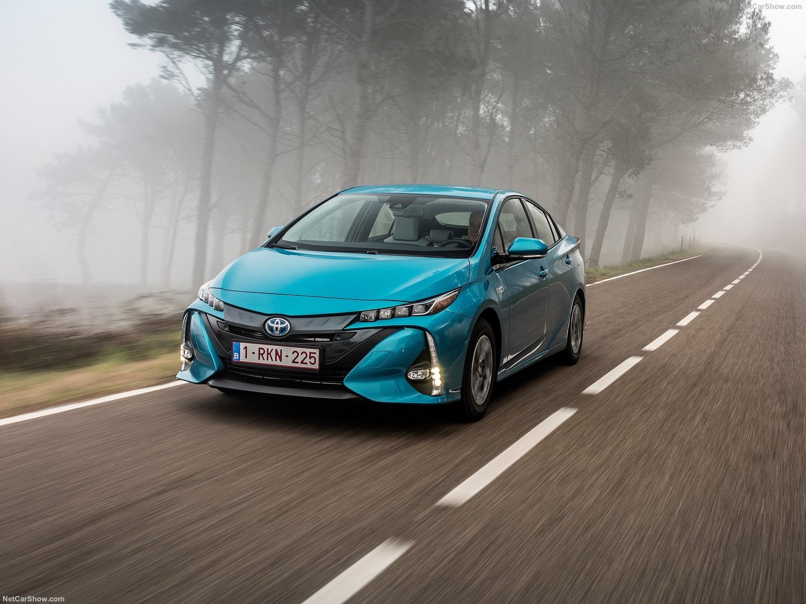 Toyota Prius 2017 в новом кузове: комплектации, цены, фото и видео
