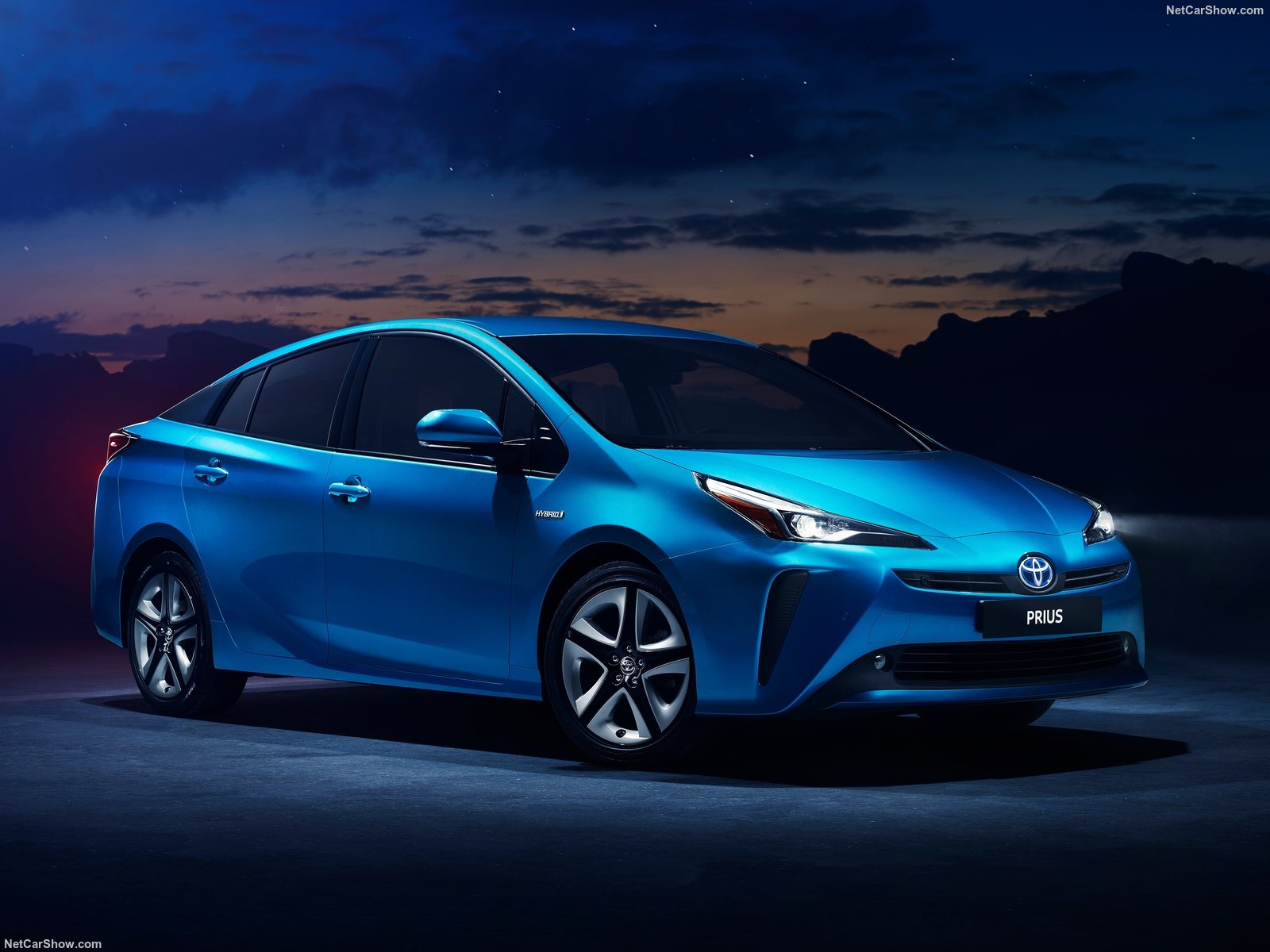 Toyota Prius 2019 новый кузов, цены, комплектации, фото, видео