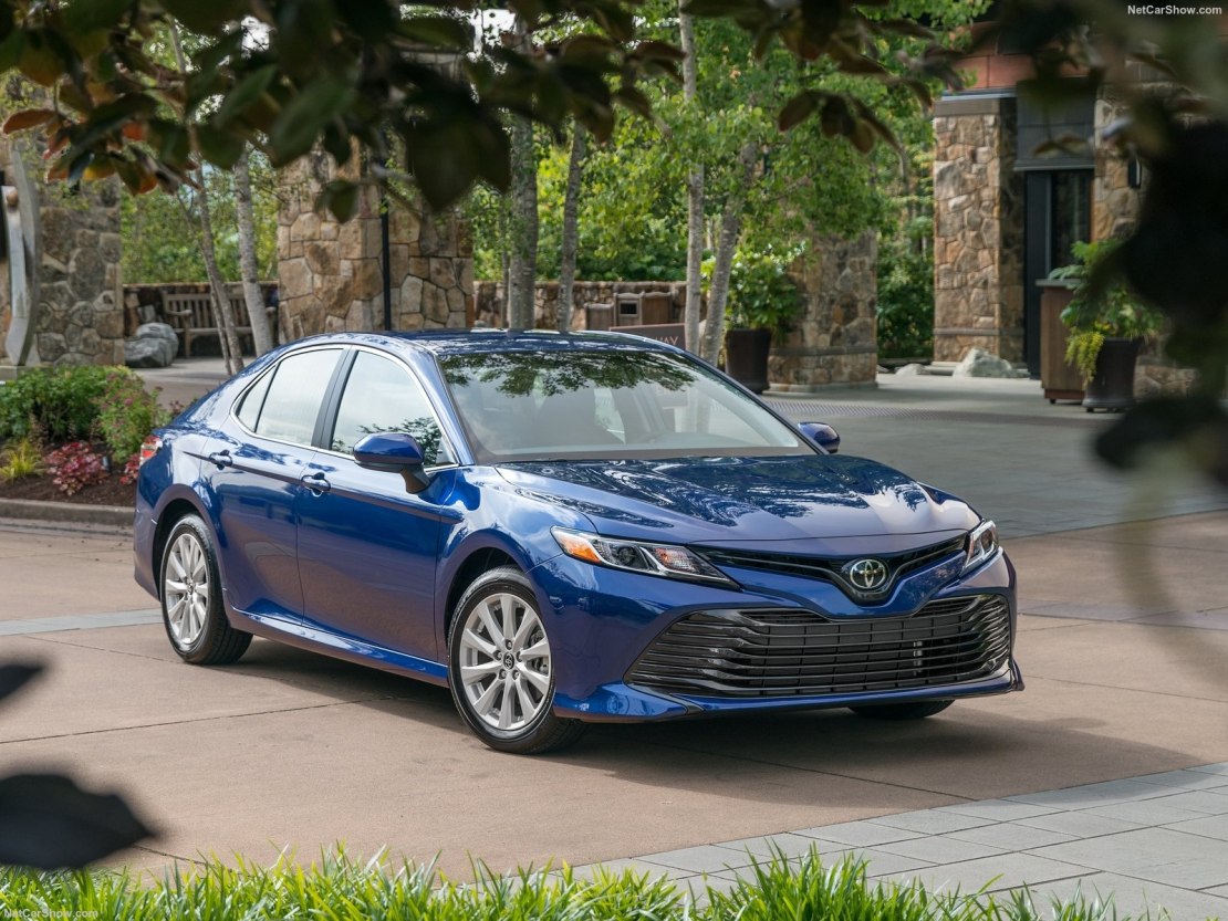 Комплектации и цены Toyota Camry 2019 года