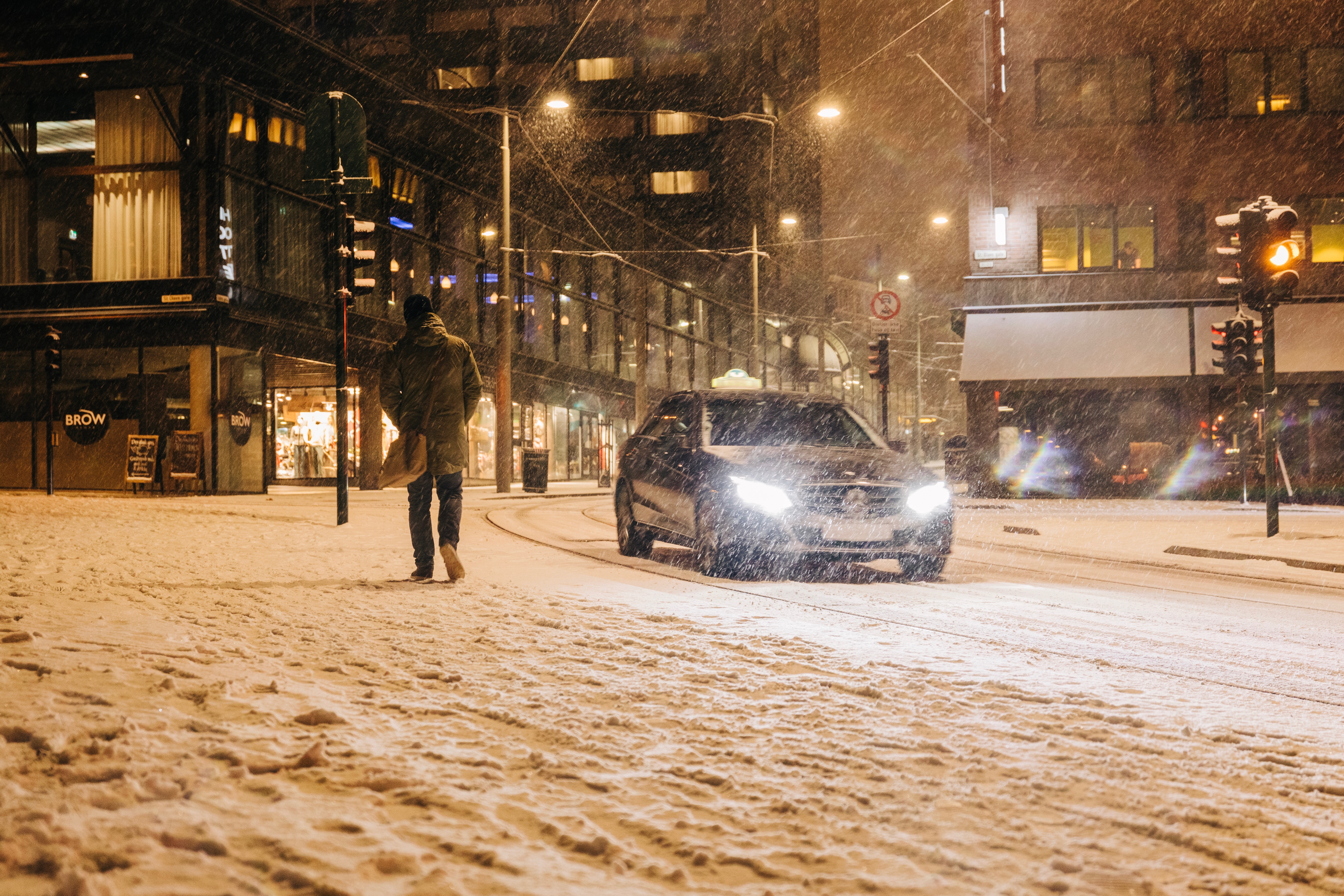 Нужно ли зимой. Авто зима. Winter Driving. Falling Snow and car. Cold weather car.